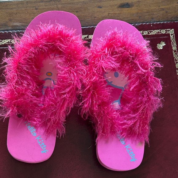 Hello Kitty SET OF 2 Feather Flip Flops Size 7 8 PEACE Hello Kitty White T Shirt - Picture 3 of 16